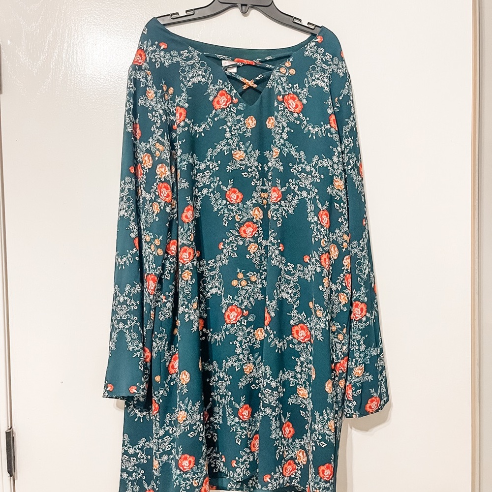 Loose fit flowy dress with rose floral pattern